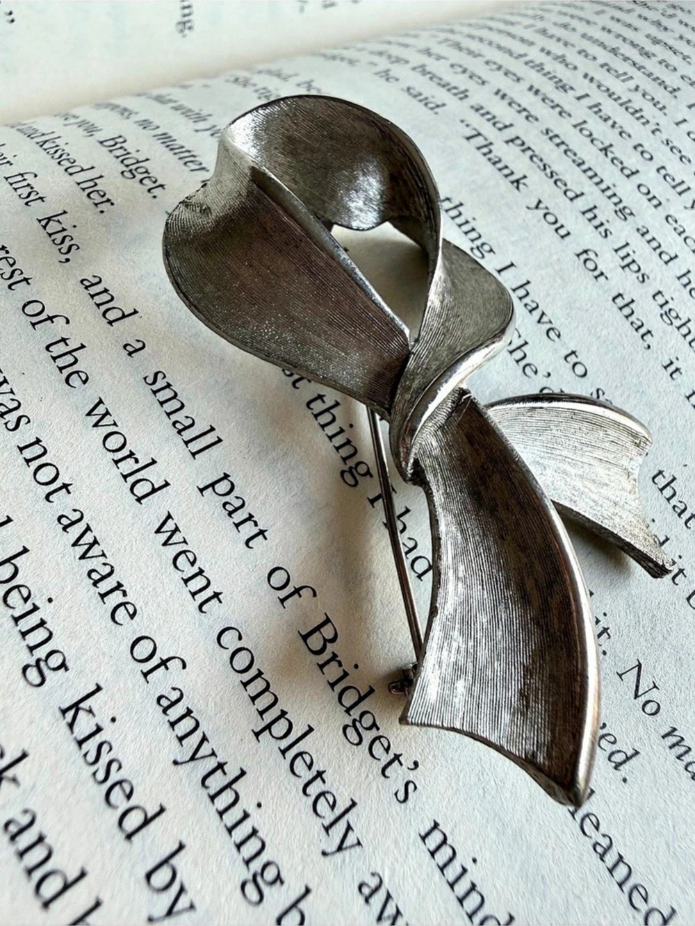 Jonette Jewelry Vintage JJ Brushed Silver-Tone Ribbon Bow Brooch